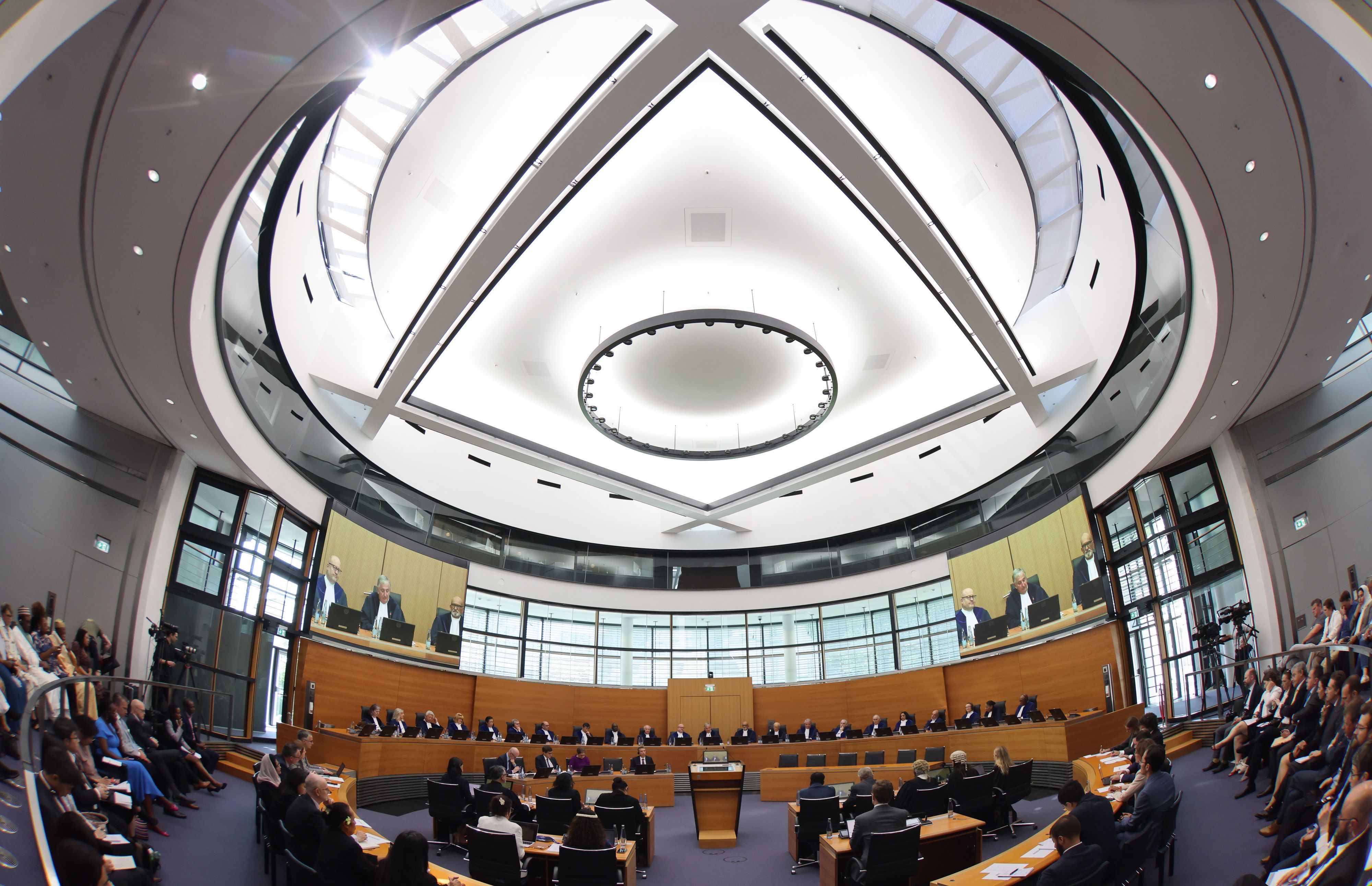 21.05.2024, Hamburg: Richter Albert Hoffmann (M) aus Südafrika, Präsident des Internationalen Seegerichtshofs (ISGH/engl. ITLOS), spricht auf einer Sitzung.