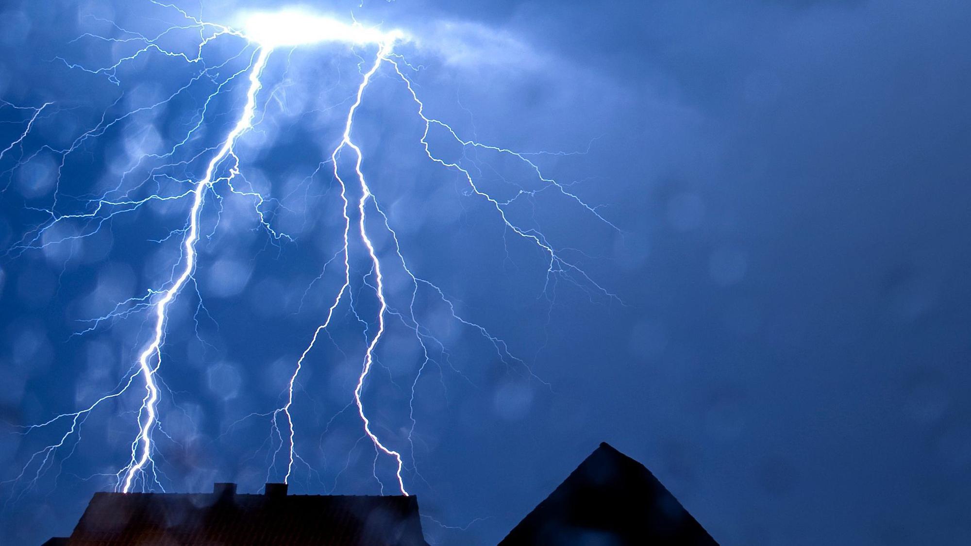 In Köln und der Region kann es am Dienstag (21. Mai) Gewitter mit Starkregen geben (Symbolbild eines Blitzes).