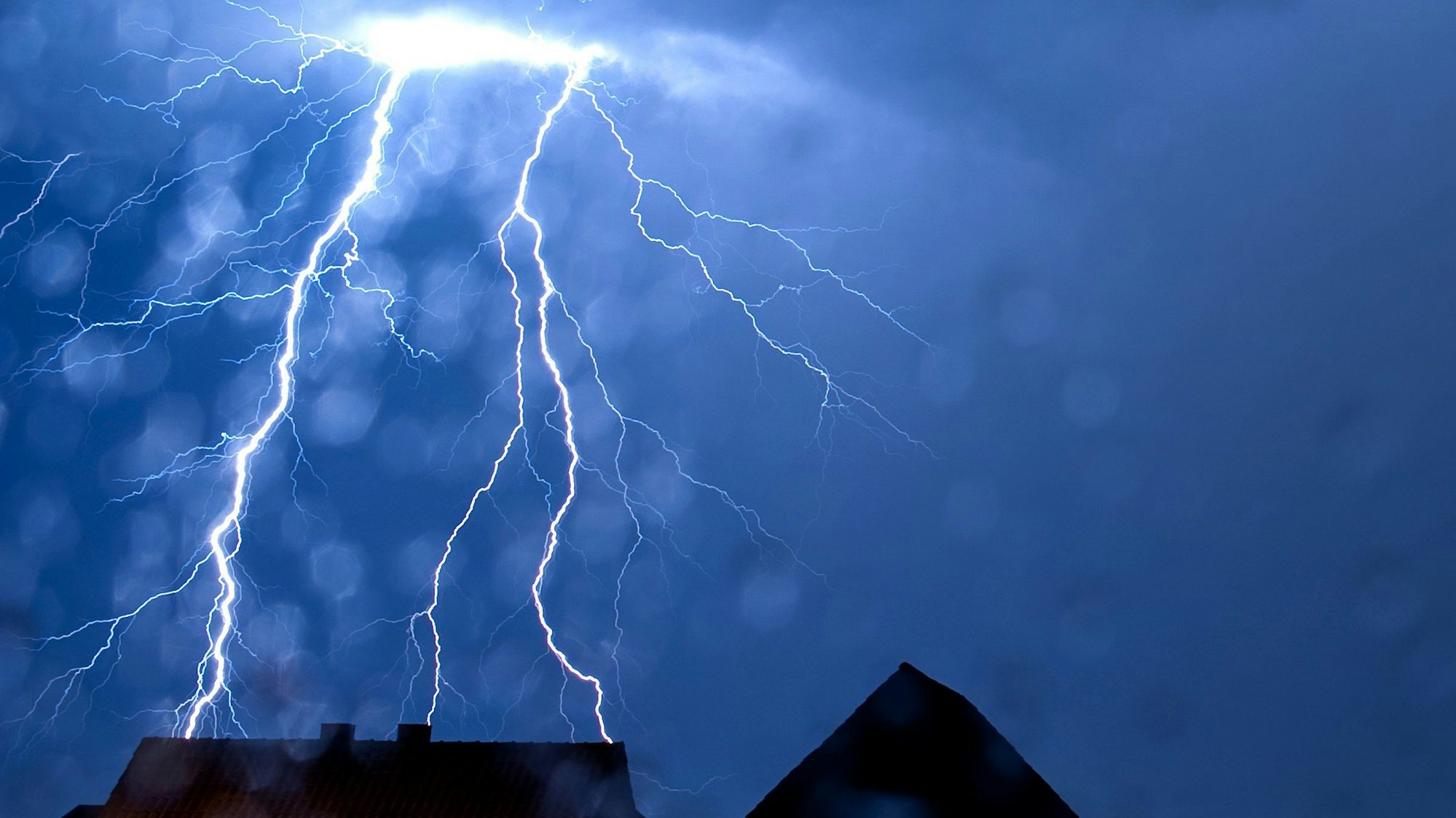 In Köln und der Region kann es am Dienstag (21. Mai) Gewitter mit Starkregen geben (Symbolbild eines Blitzes).