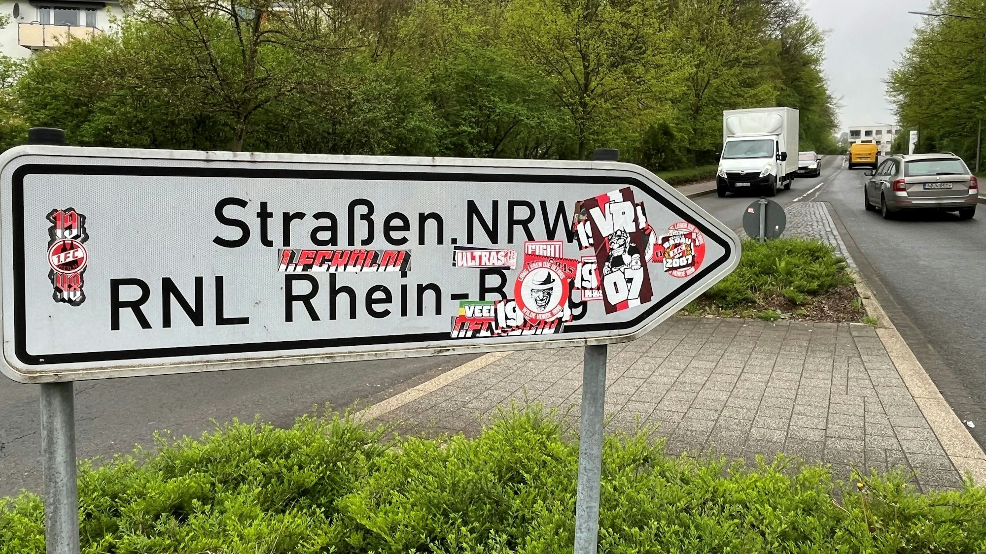 Fußballaufkleber auf einem Schild am Campus Gummersbach der TH.