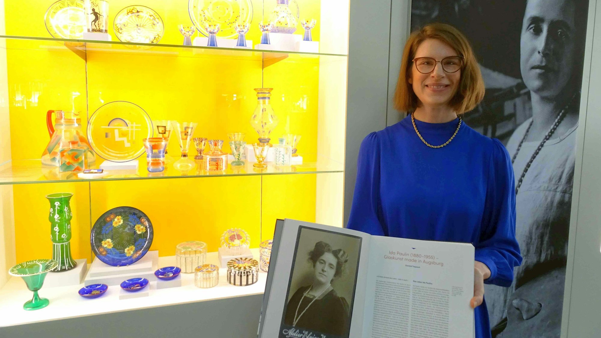 Museumsleiterin Caroline Heise erläuterte die Exponate von Glasmalerin Ida Paulin.