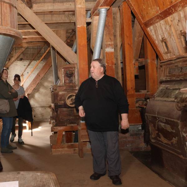 Eine Gruppe im Inneren der Mühle.