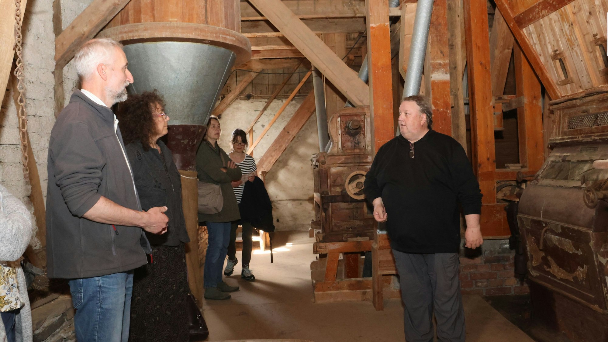 Eine Gruppe im Inneren der Mühle.