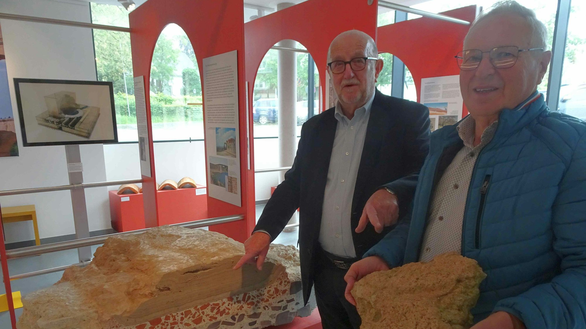 Professor Dr. Klaus Grewe (l.) begutachtete ein Fundstück des ehemaligen Rheinbacher Stadtdirektors Gerhard Martini.