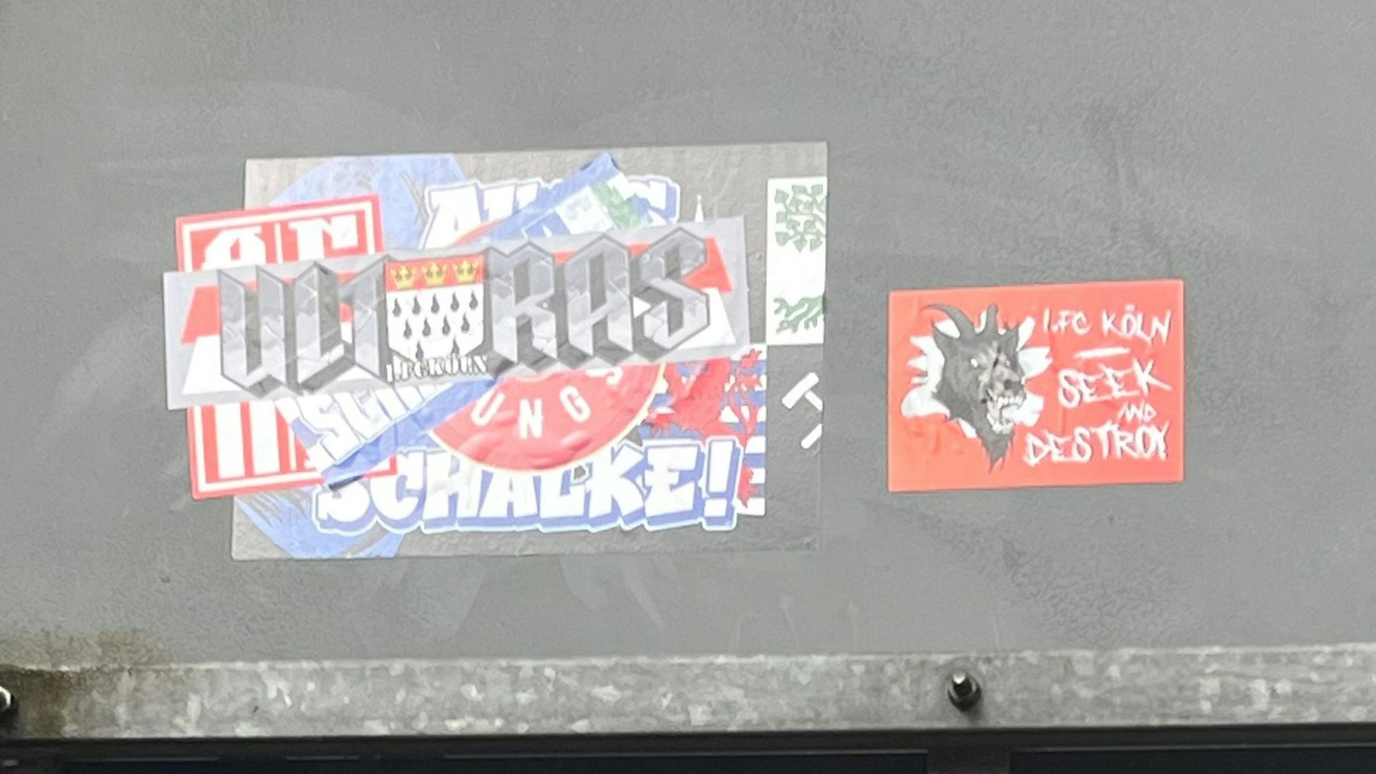 Fußballsticker auf Schildern, hier in Bielstein.