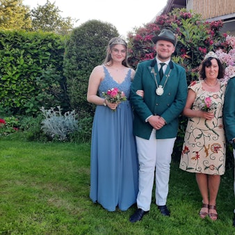 Altenraths neue Regenten: Königspaar Alexander und Simone Gartner (2. und 3. v. r.) mit dem neuen Prinzenpaar Marius Horn und Franziska Miebach (4. und 5. v. r.) und dem Schülerprinzen Fabian Werner. Kippels-Klug