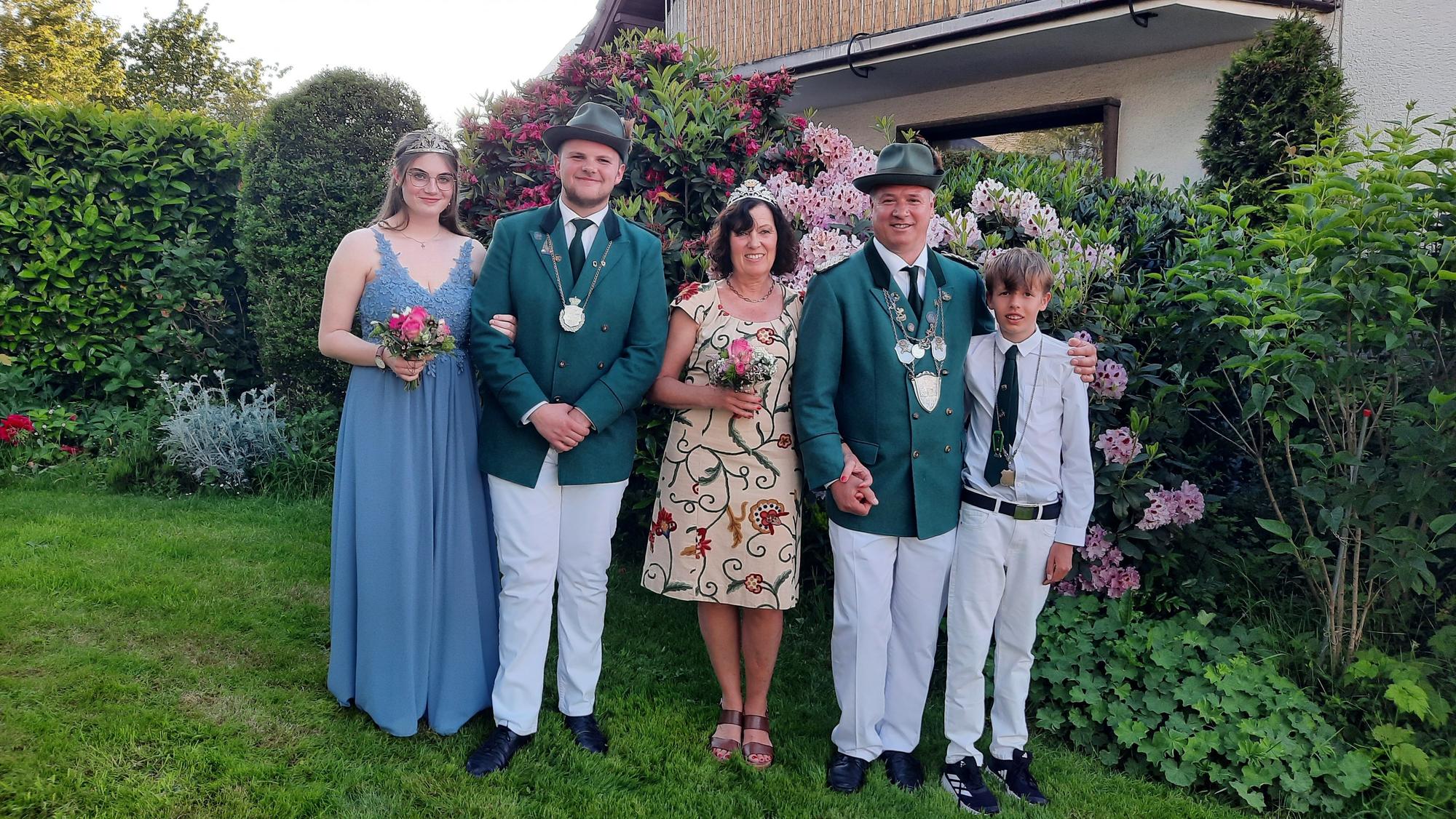 Altenraths neue Regenten: Königspaar Alexander und Simone Gartner (2. und 3. v. r.) mit dem neuen Prinzenpaar Marius Horn und Franziska Miebach (4. und 5. v. r.) und dem Schülerprinzen Fabian Werner. Kippels-Klug