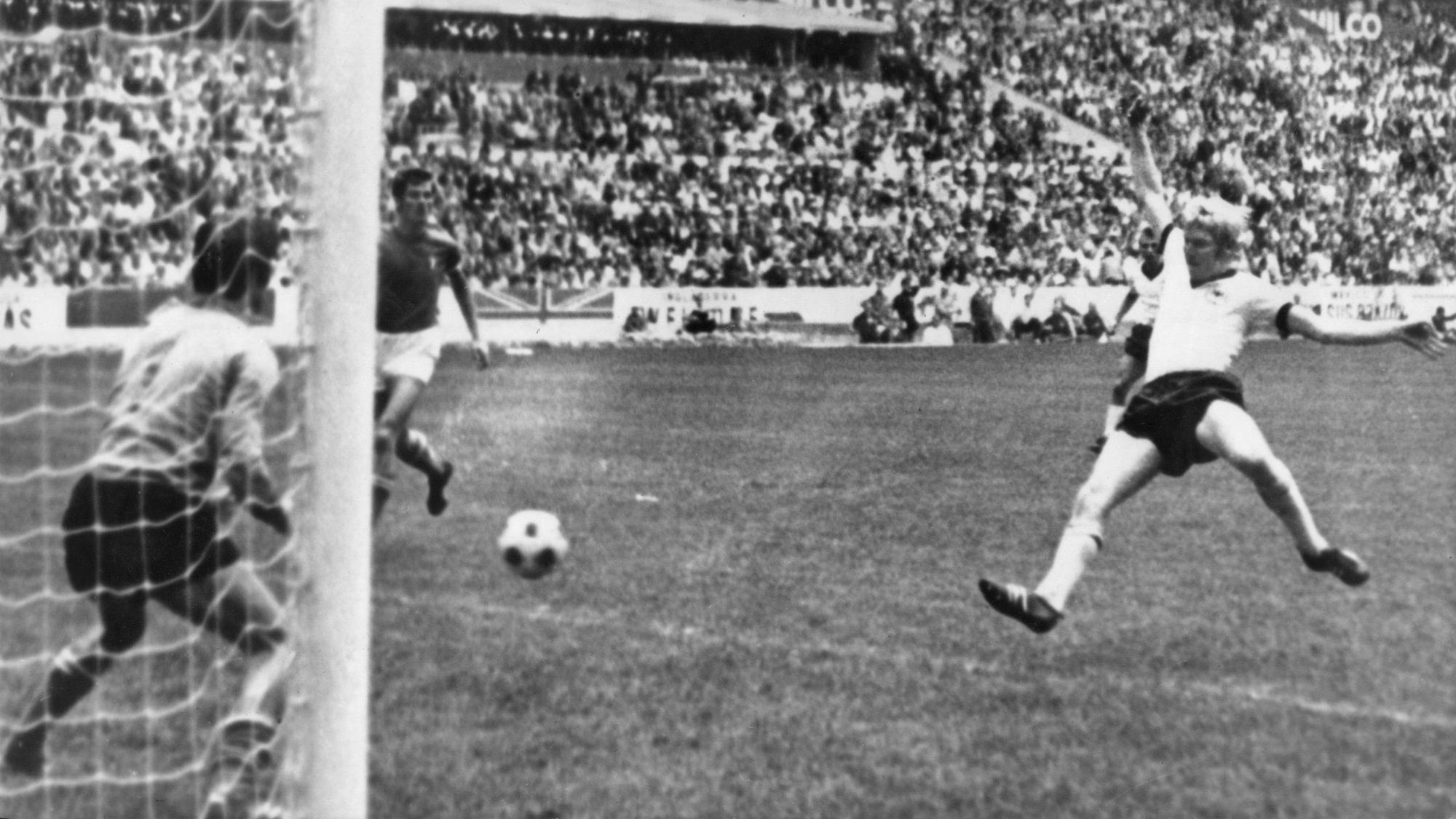 Der deutsche Abwehrspieler Karl-Heinz Schnellinger (r) lenkt im WM-Halbfinale das von Enrico Albertosi (l) gehütete italienische Tor und besorgt so in der 91. Spielminute den 1:1-Ausgleich im Aztekenstadion.