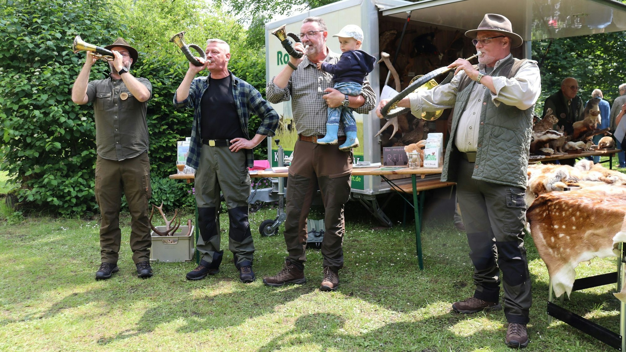 Bei einem Auftritt der Jagdbläser brachte Heinrich Janssen auch seinen Enkel Samuel mit. Foto: Uwe Schäfer