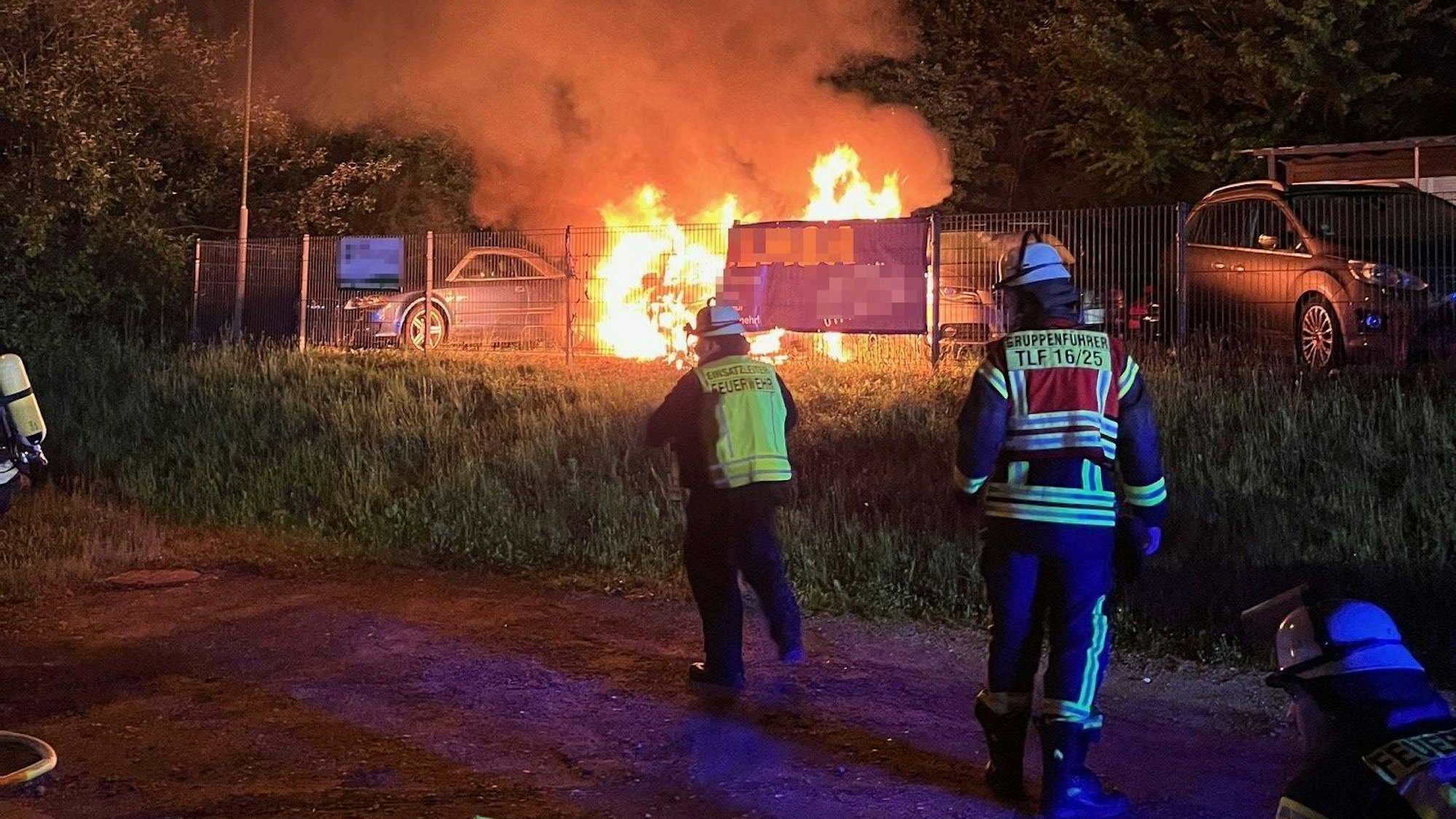 Ein Ausstellungsauto auf dem Gelände eines Autoverkaufs brannte komplett aus.