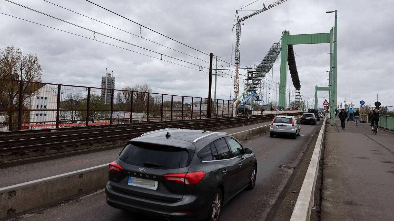 Autos fahren über die Mülheimer Brücke