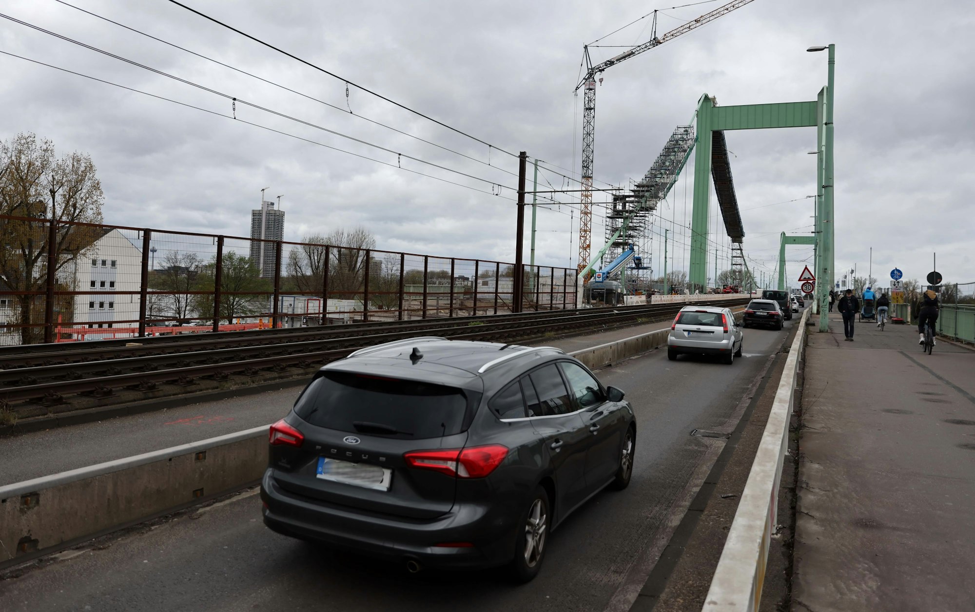 Autos fahren über die Mülheimer Brücke
