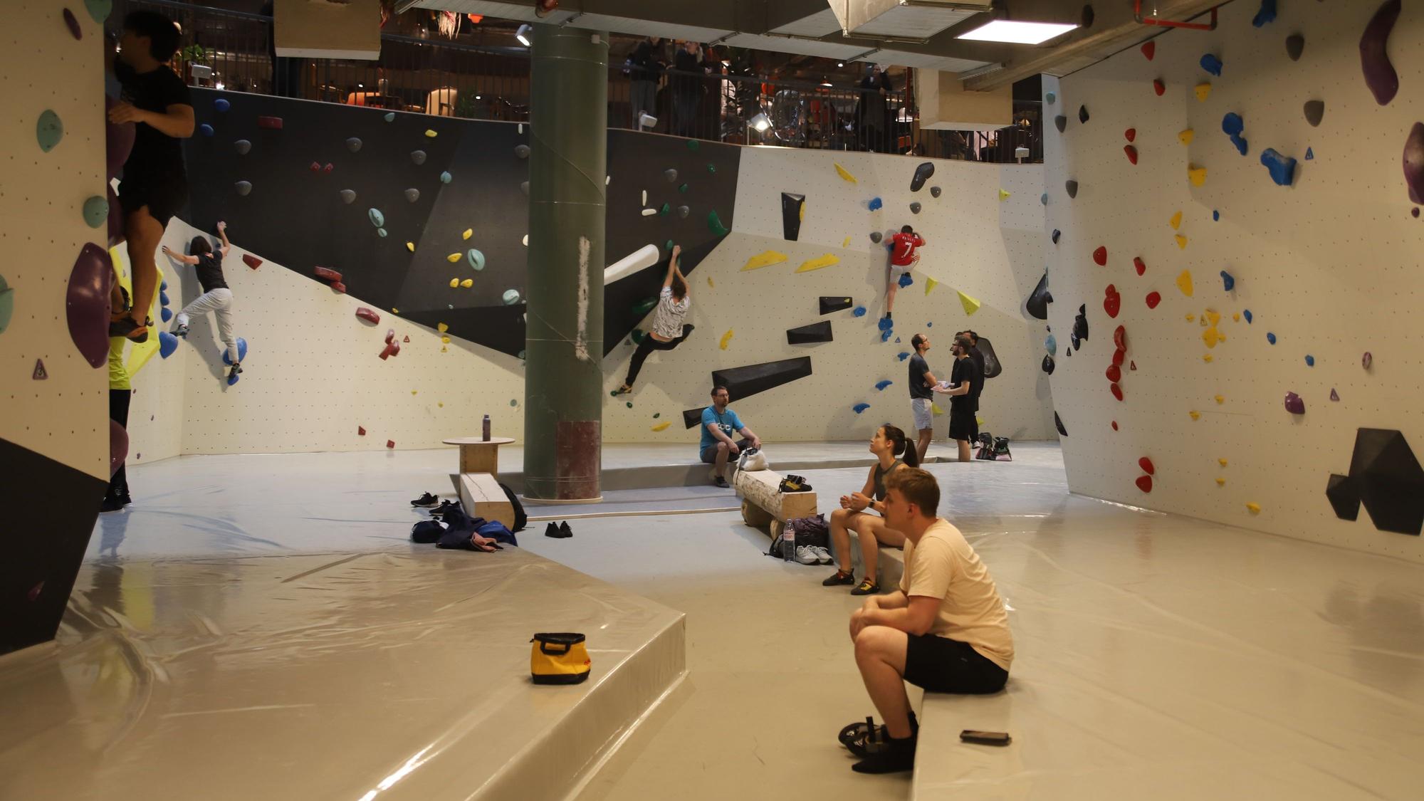 Das Happy Franky in Troisdorf hat am Pfingstsamstag, 18. Mai 2024, eröffnet. Die Mitunternehmer präsentierten sich mit ihren Angeboten. Boulderhalle.