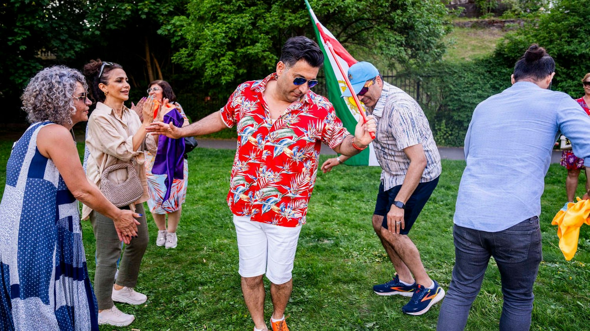 Freude auch in Norwegen: Exil-Iraner versammeln sich am Montag zu Freudentänzen vor der iranischen Botschaft in Oslo.