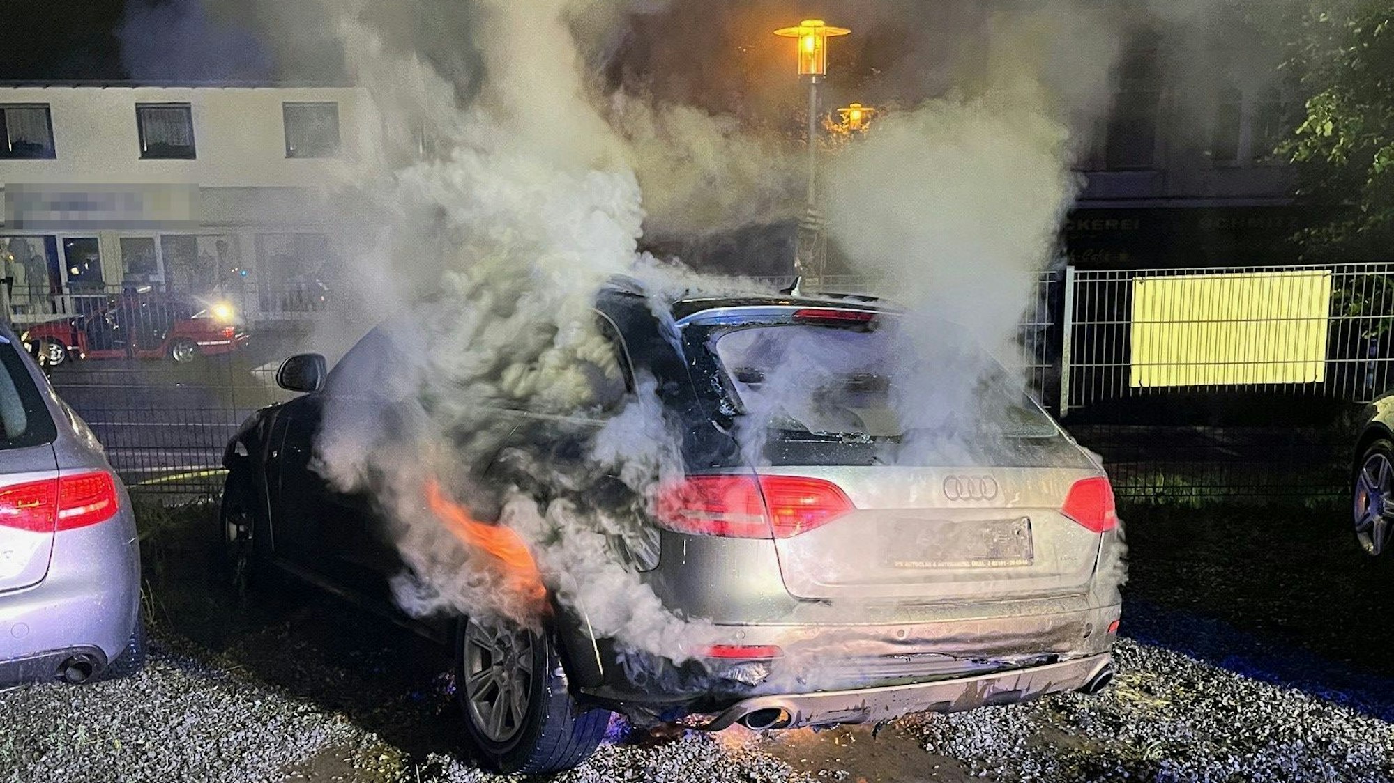 Ein Ausstellungsauto auf dem Gelände eines Autoverkaufs brannte komplett aus.