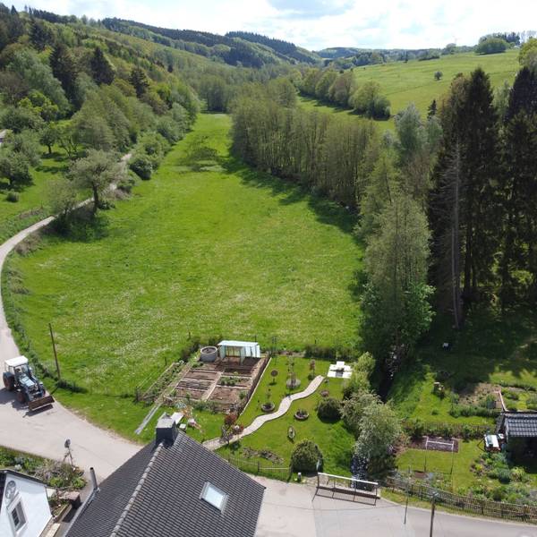 Das Luftbild zeigt eine grüne Wiese in einem Tal oberhalb von Golbach, wo Hochwasser-Schutzflächen entstehen sollen.