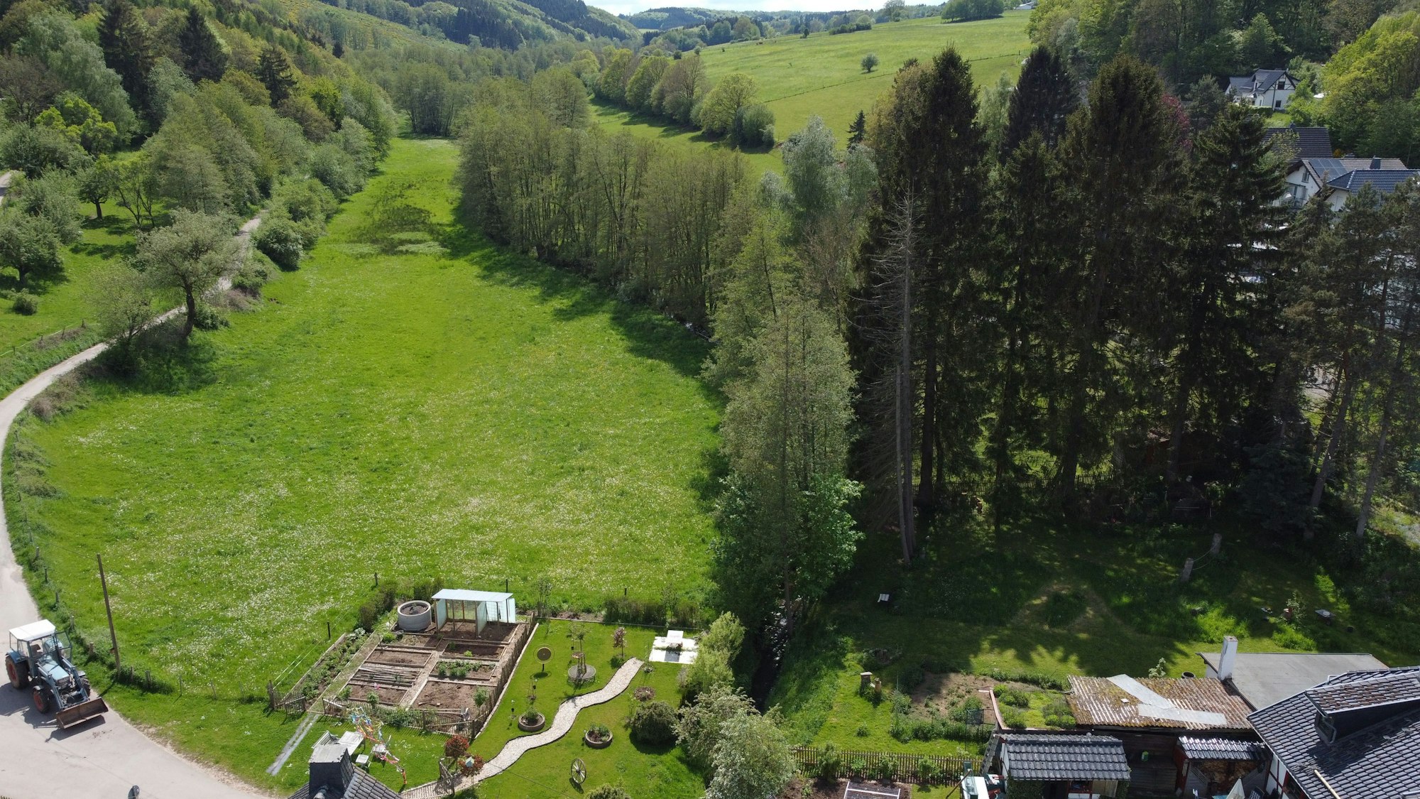 Das Luftbild zeigt eine grüne Wiese in einem Tal oberhalb von Golbach, wo Hochwasser-Schutzflächen entstehen sollen.