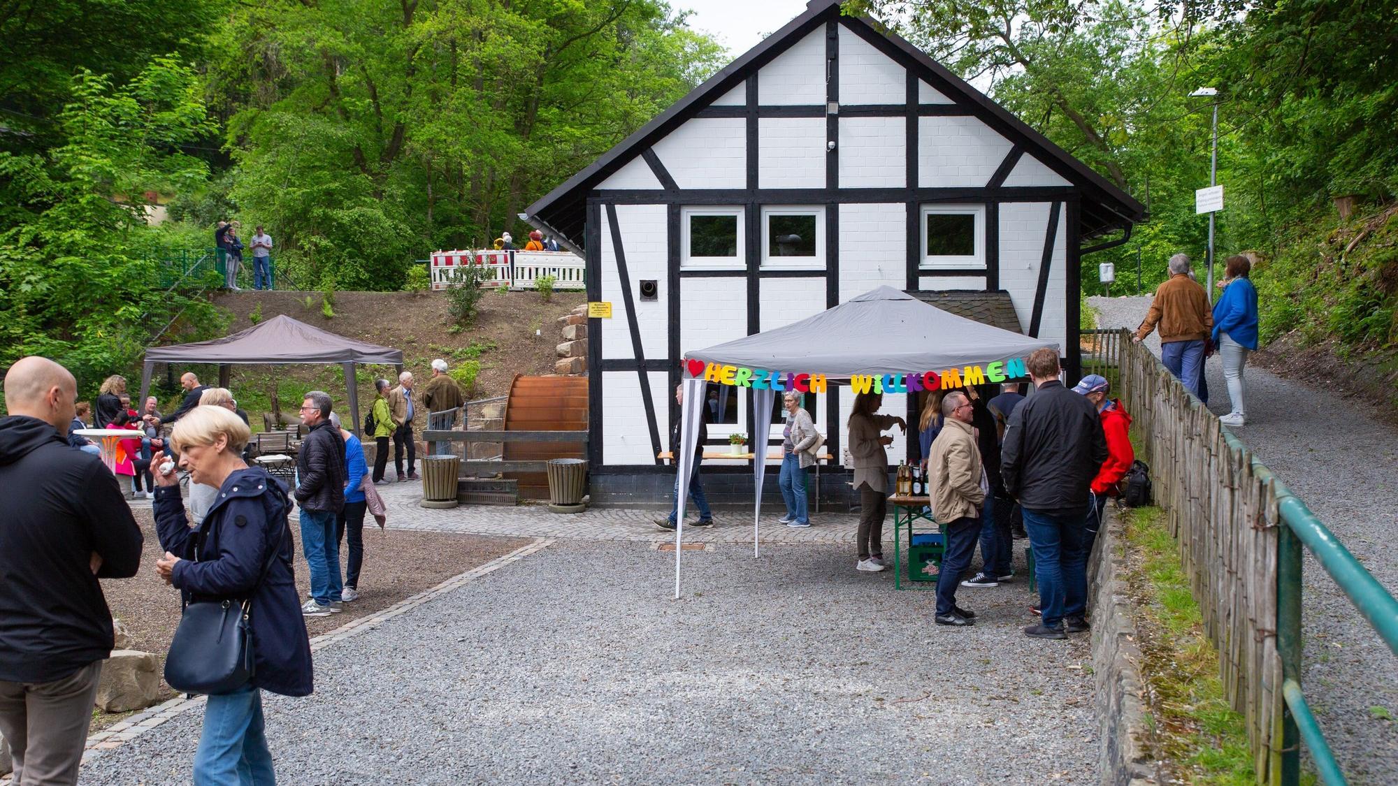 Besucher vor Fachwerkhaus.
