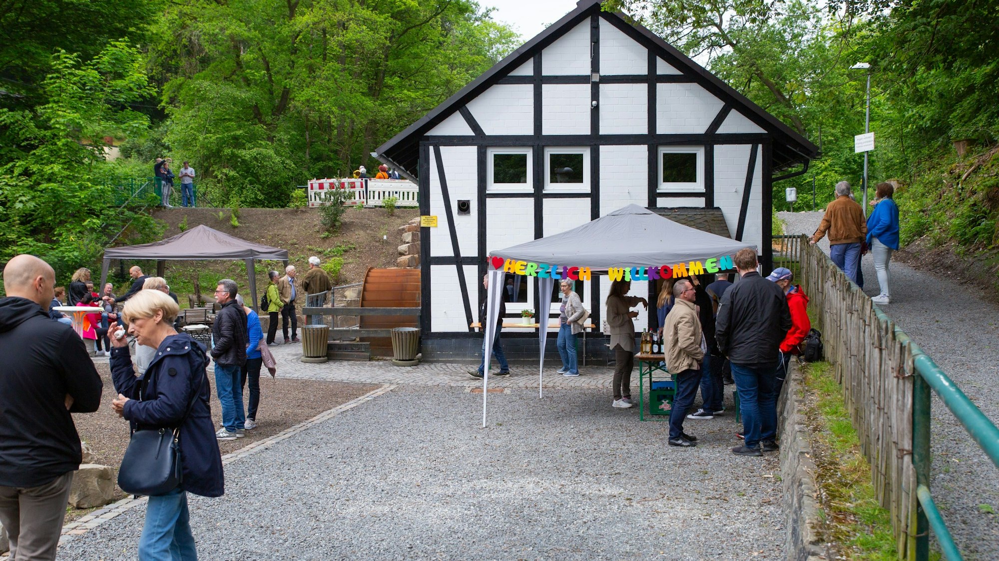 Besucher vor Fachwerkhaus.