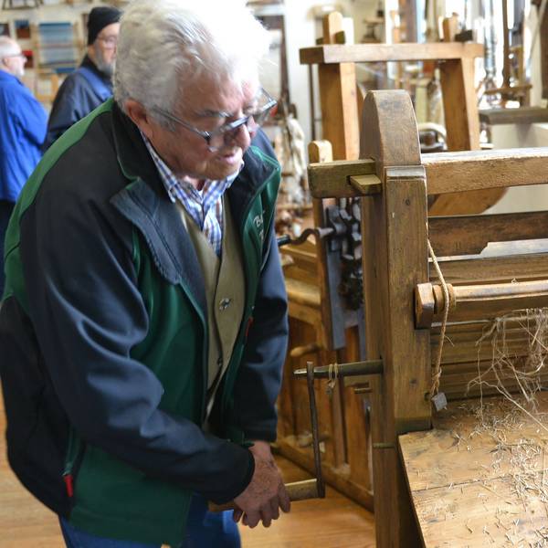 Im Handwebmuseum in Bad Münstereifel-Rupperath ist nun auch eine Flachsbreche zu sehen. Museumsleiter Oskar Ferber steht an dem historischen Handwerksgerät.