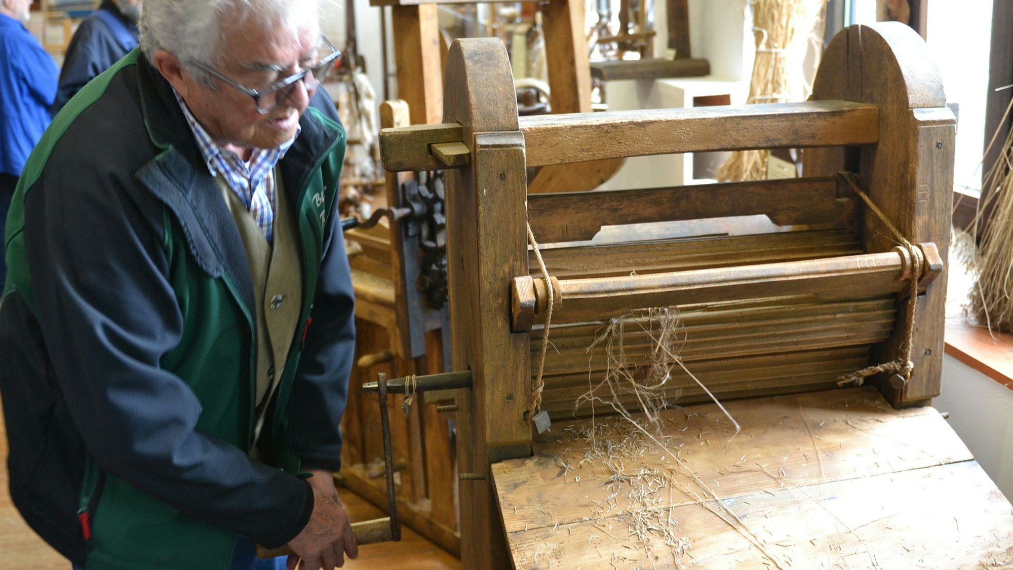 Im Handwebmuseum in Bad Münstereifel-Rupperath ist nun auch eine Flachsbreche zu sehen. Museumsleiter Oskar Ferber steht an dem historischen Handwerksgerät.