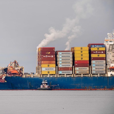 Baltimore: Die „Dali“ wird am 20. Mai an einen Anleger geschleppt. Am Bug des Schiffes sind die Zerstörungen durch den Brücken-Crash zu sehen.