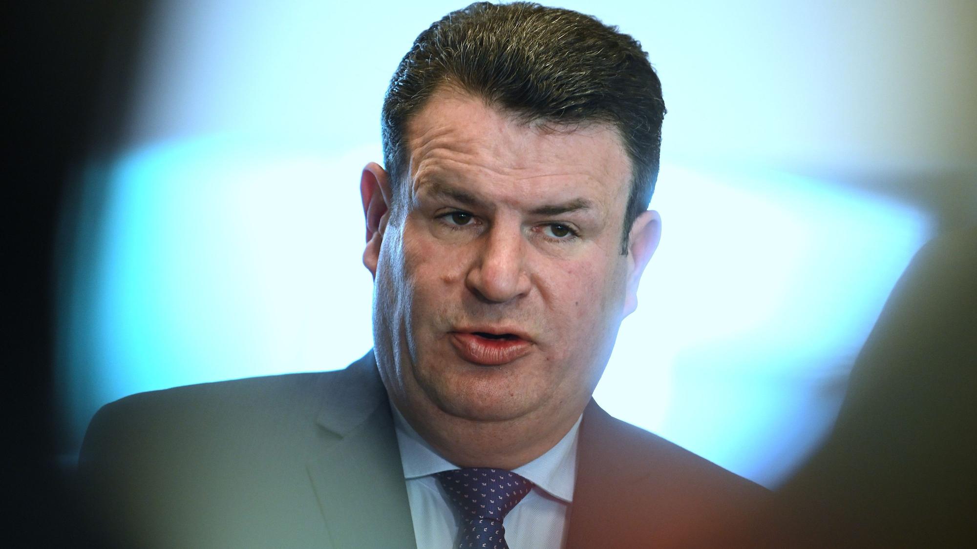 22.04.2024, Berlin: Hubertus Heil (SPD), Bundesminister für Arbeit und Soziales, gibt ein Statement nach einem Gespräch mit einer ukrainischen Geflüchteten, die in einem Friseursalon beschäftigt ist.