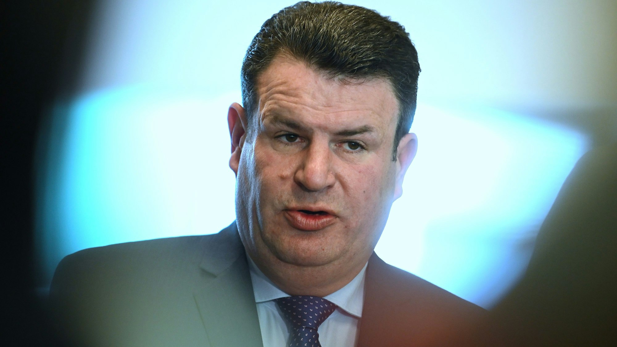 22.04.2024, Berlin: Hubertus Heil (SPD), Bundesminister für Arbeit und Soziales, gibt ein Statement nach einem Gespräch mit einer ukrainischen Geflüchteten, die in einem Friseursalon beschäftigt ist.