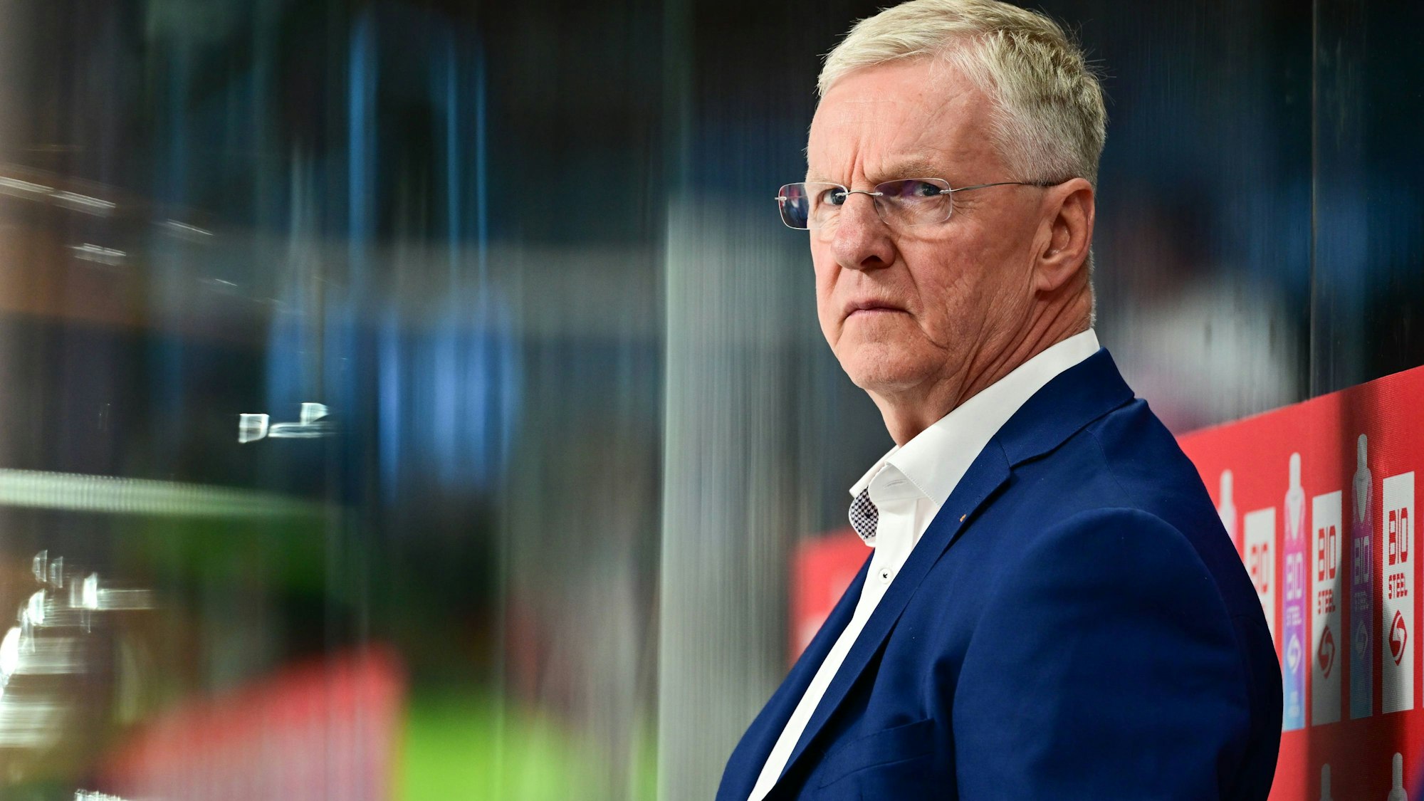 Kari Jalonen guckt skeptisch.