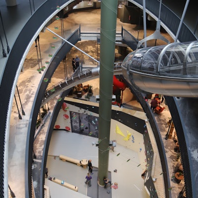 Das Happy Franky in Troisdorf hat am Pfingstsamstag, 18. Mai 2024, eröffnet. Die Mitunternehmer präsentierten sich mit ihren Angeboten. Die große Rutsche vom 3. OG ins Erdgeschoss.