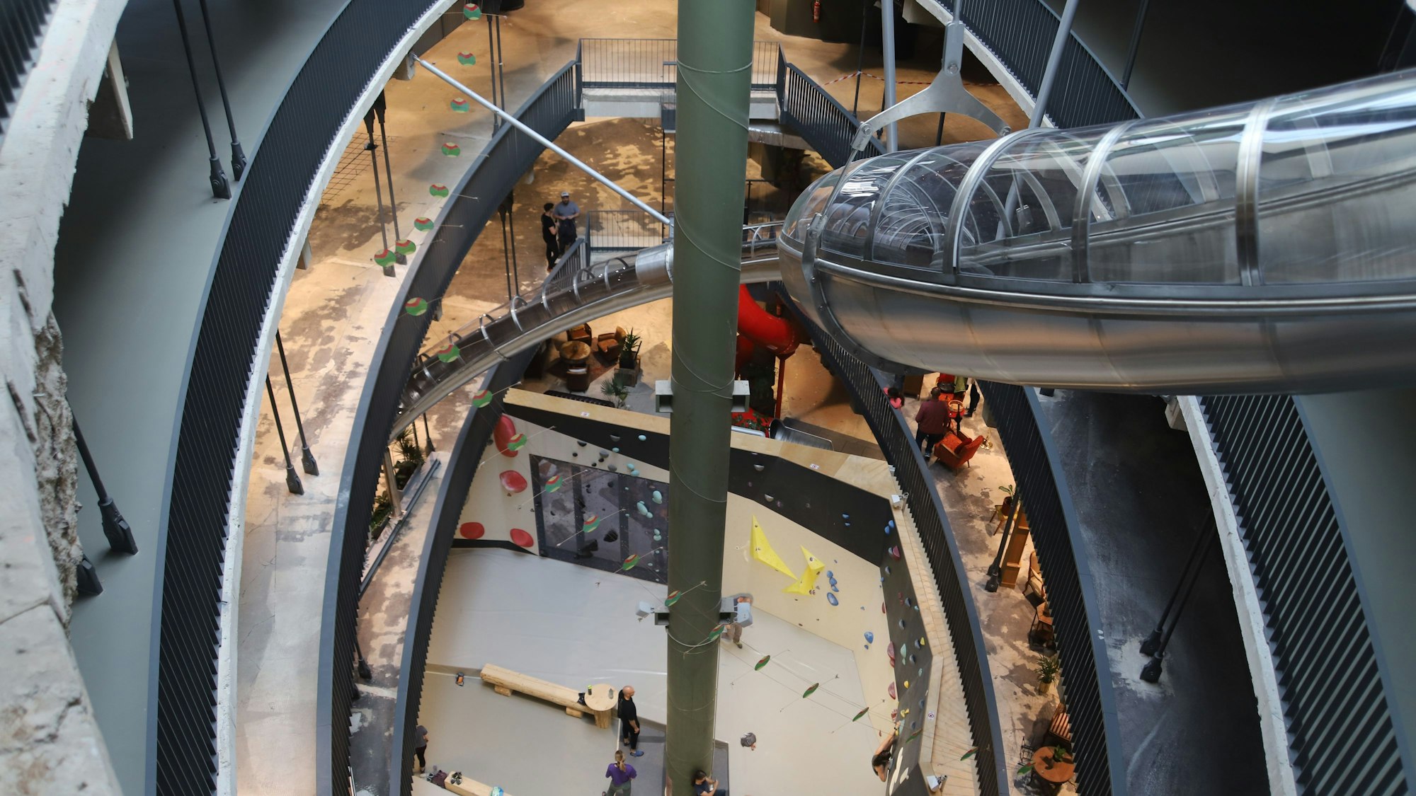 Das Happy Franky in Troisdorf hat am Pfingstsamstag, 18. Mai 2024, eröffnet. Die Mitunternehmer präsentierten sich mit ihren Angeboten. Die große Rutsche vom 3. OG ins Erdgeschoss.