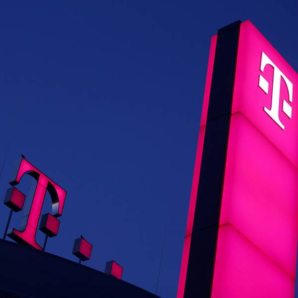 Bonn: Das Logo der Deutschen Telekom leuchtet auf dem Dach der Unternehmenszentrale. Auch bei der Telekom gibt es am Dienstag (21. Mai) Störungen.