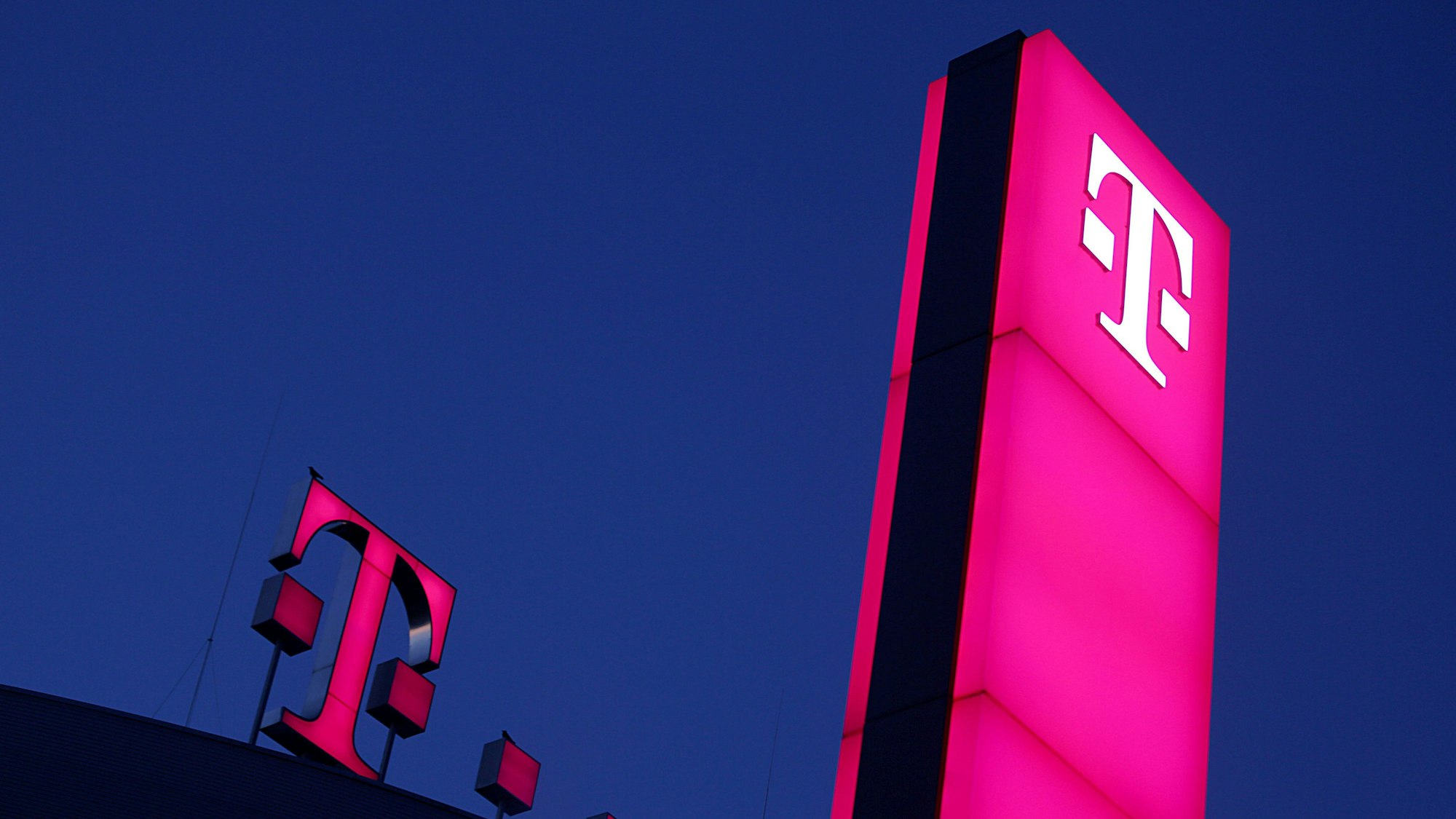 Bonn: Das Logo der Deutschen Telekom leuchtet auf dem Dach der Unternehmenszentrale. Auch bei der Telekom gibt es am Dienstag (21. Mai) Störungen.