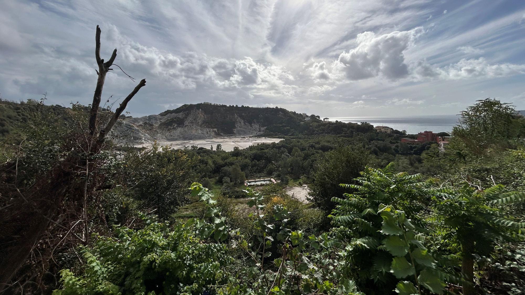 Das Vulkanfeld Solfatara in der Kleinstadt Pozzuoli im Westen der italienischen Millionenmetropole Neapel. Das Gebiet gehört zum Supervulkan Campi Flegrei.