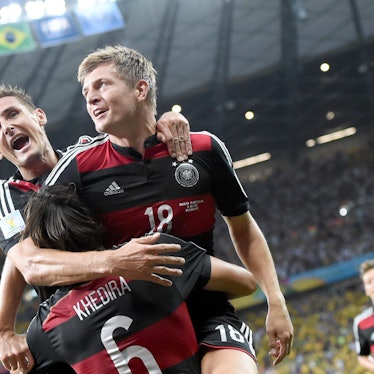 ARCHIV - 08.07.2014, Brasilien, Belo Horizonte: 08.07.2014, Brasilien, Belo Horizonte: Toni Kroos (r) aus Deutschland freut sich zusammen mit seinen Mannschaftskameraden Miroslav Klose (l) und Sami Khedira nach dem Tor zum 0:4. Deutschland schlug im Halbfinale der WM 2015 Brasilien mit 1:7.