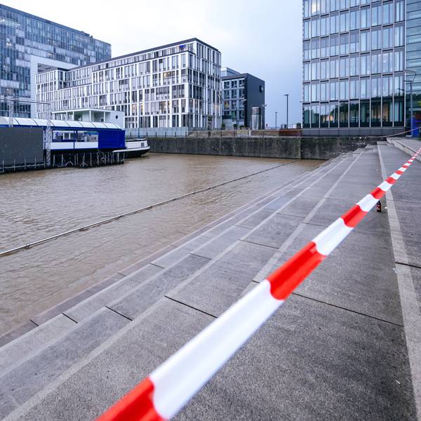 Die Treppenanlage im Rheinauhafen steht unter Wasser.