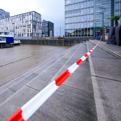 Die Treppenanlage im Rheinauhafen steht unter Wasser.