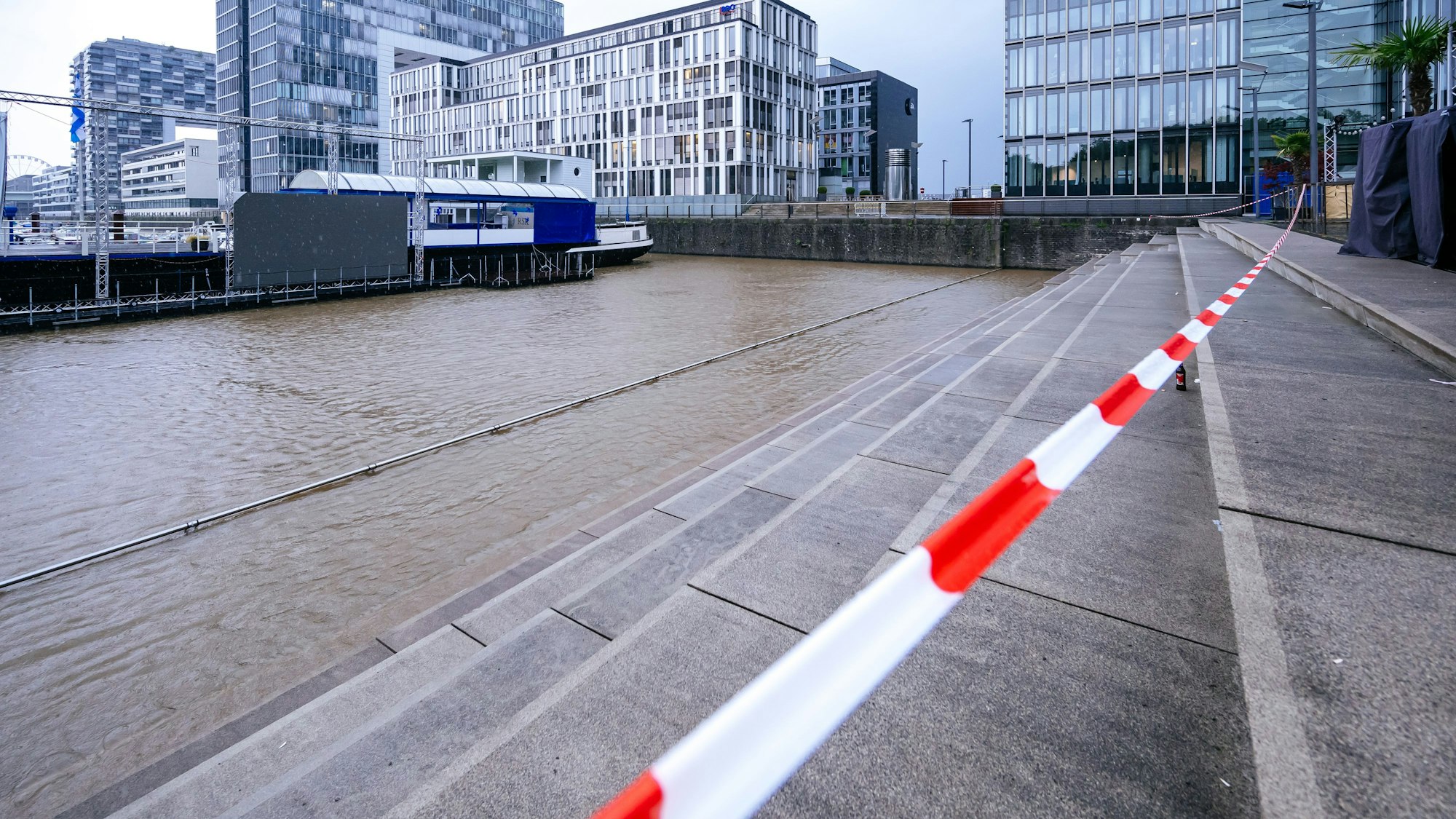 Die Treppenanlage im Rheinauhafen steht unter Wasser.