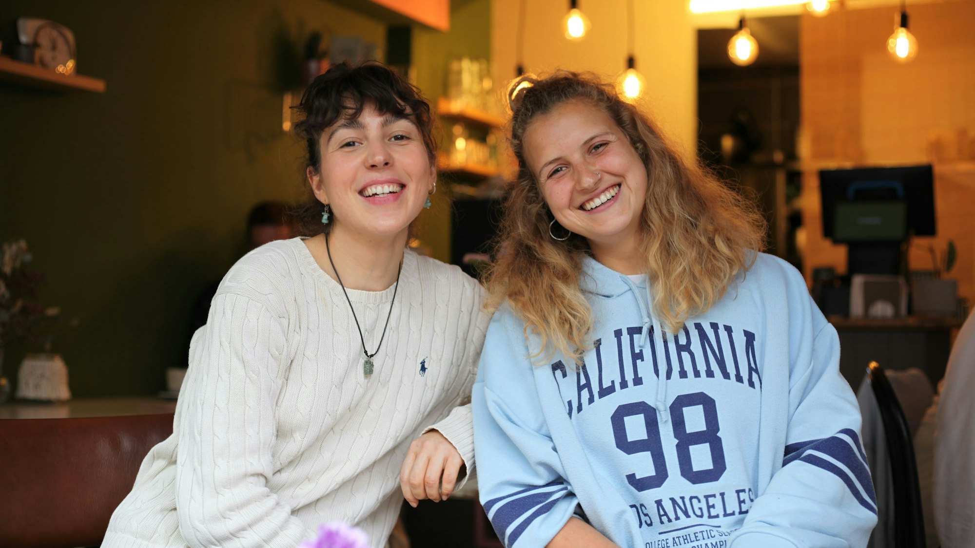 Natalie Ritter und Anna Schmerbeck (v.l.) sind glücklich über die reibungslose Neueröffnung.