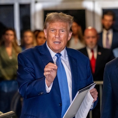 Ex-Präsident Donald Trump zusammen mit seinem VerteidigerTodd Blanche nach einem Prozesstag in New York