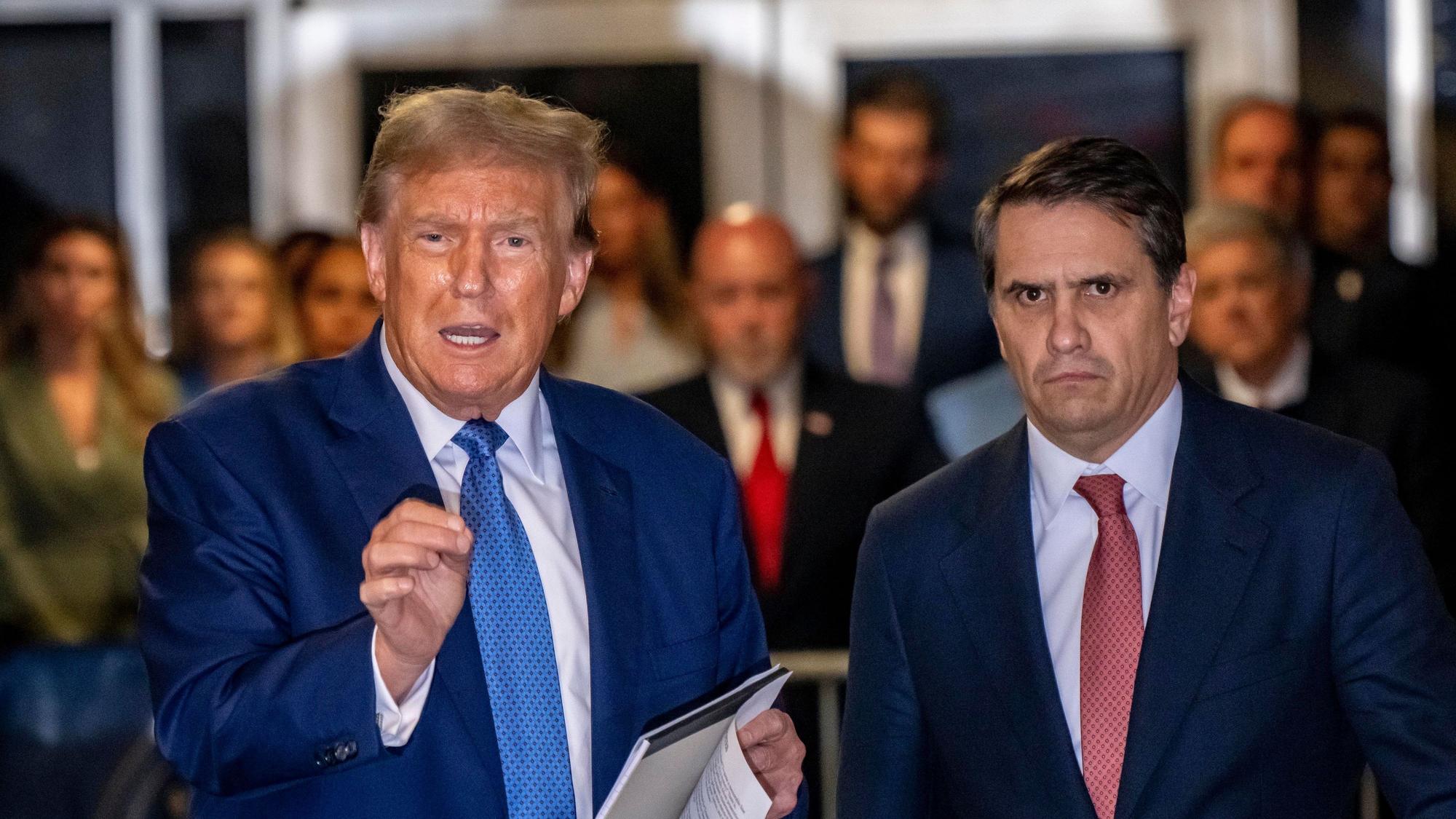 Ex-Präsident Donald Trump zusammen mit seinem VerteidigerTodd Blanche nach einem Prozesstag in New York