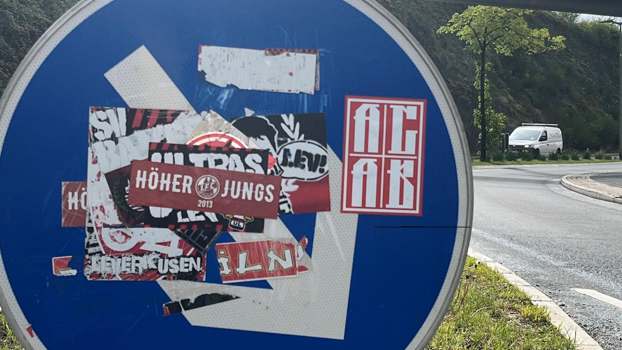 Fussballsticker auf einem Verkehrsschild in Bielstein.