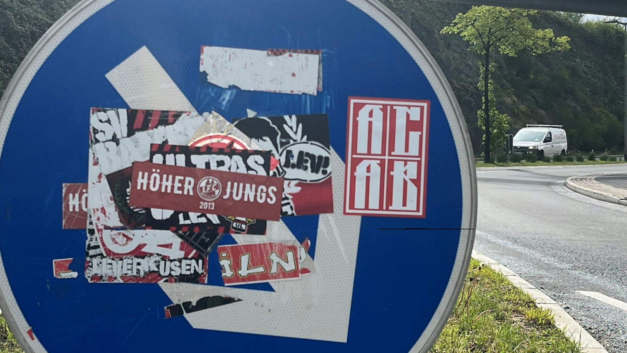 Fussballsticker auf einem Verkehrsschild in Bielstein.