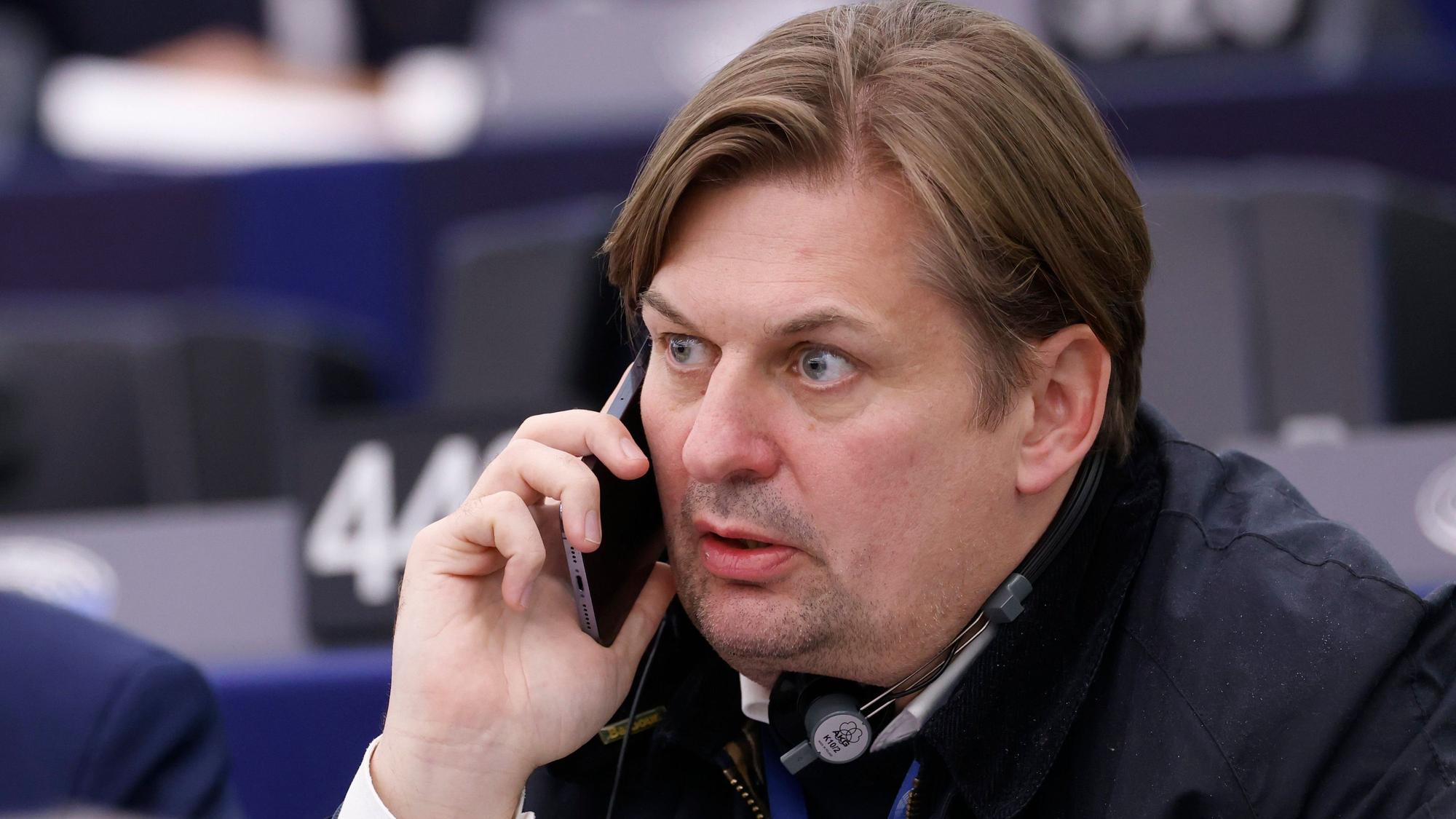 Maximilian Krah von der Alternative für Deutschland (AfD) nimmt bei einer Sitzung des Europäischen Parlaments. (Archivbild)