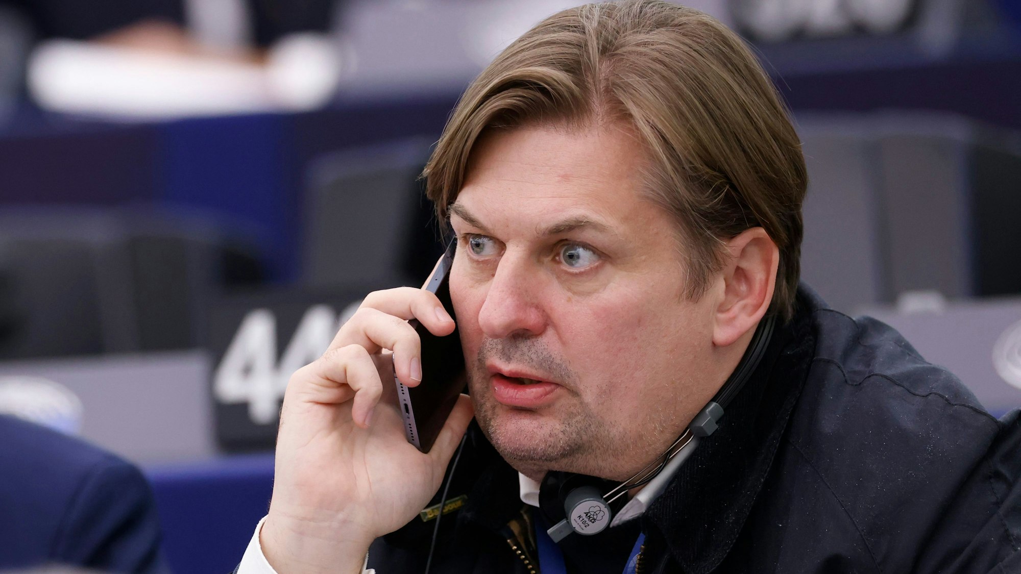 Maximilian Krah von der Alternative für Deutschland (AfD) nimmt bei einer Sitzung des Europäischen Parlaments. (Archivbild)