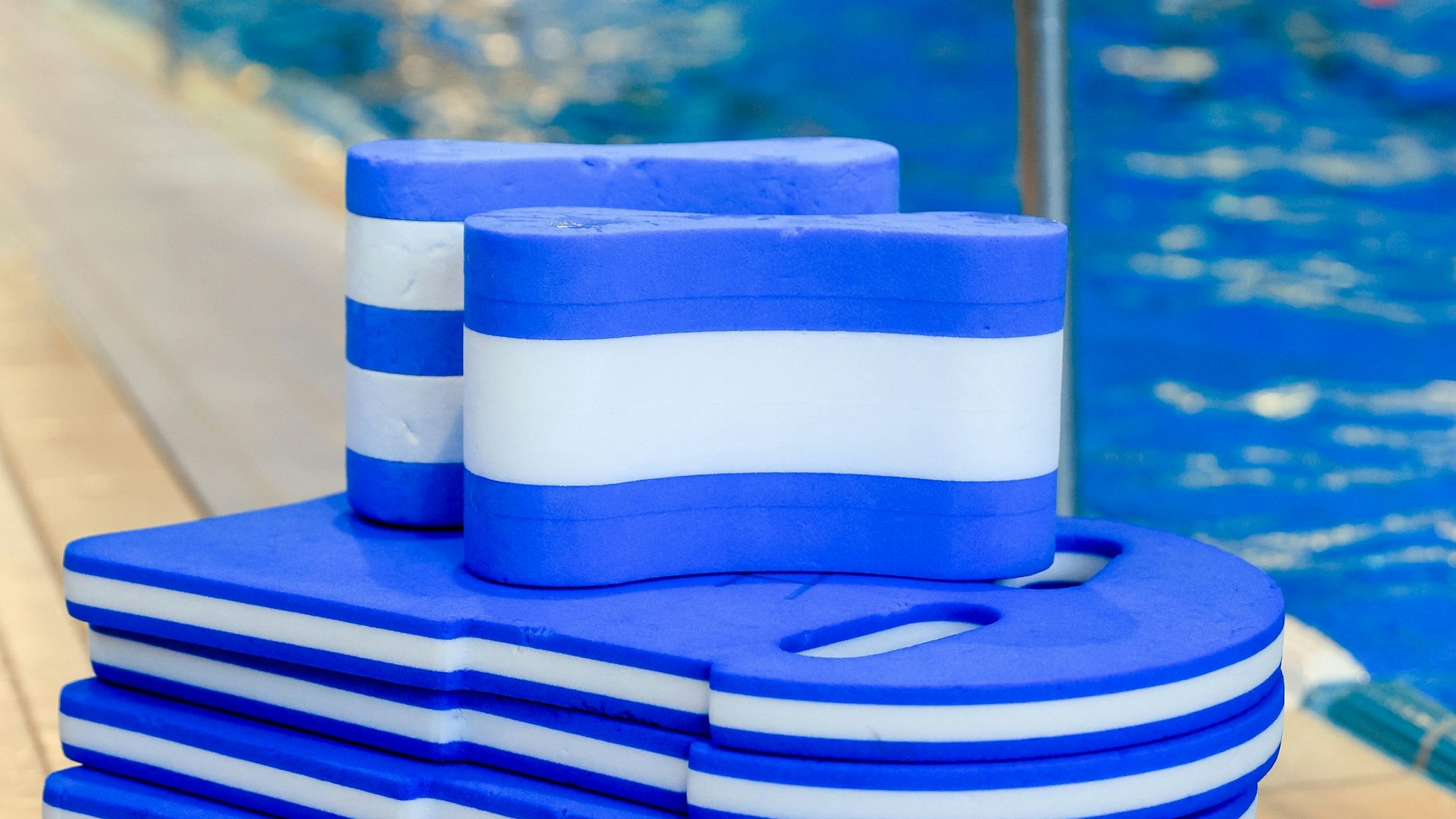 Im Bild sieht man Schwimmbretter und die Schwimmhilfen namens Pull Buoy.