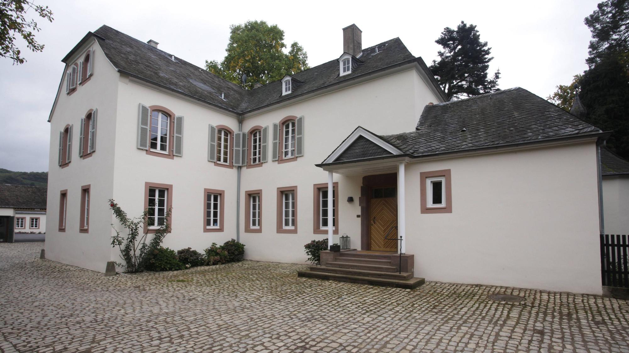 Außenansicht von Jauchs Weingut von Othegraven an der Saar im Weinanbaugebiet Mosel.