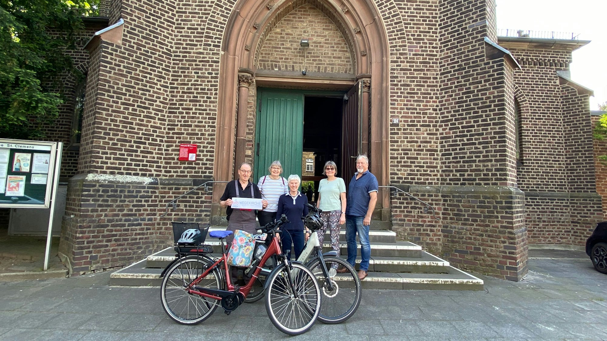 Die Kirche Sankt Clemens in Porz Langel wird zur Radwege- und Wanderer-Kirche. Ein Vorbereitungsteam hat die ökumenische Neuausrichtung des Gotteshauses in die Wege geleitet.