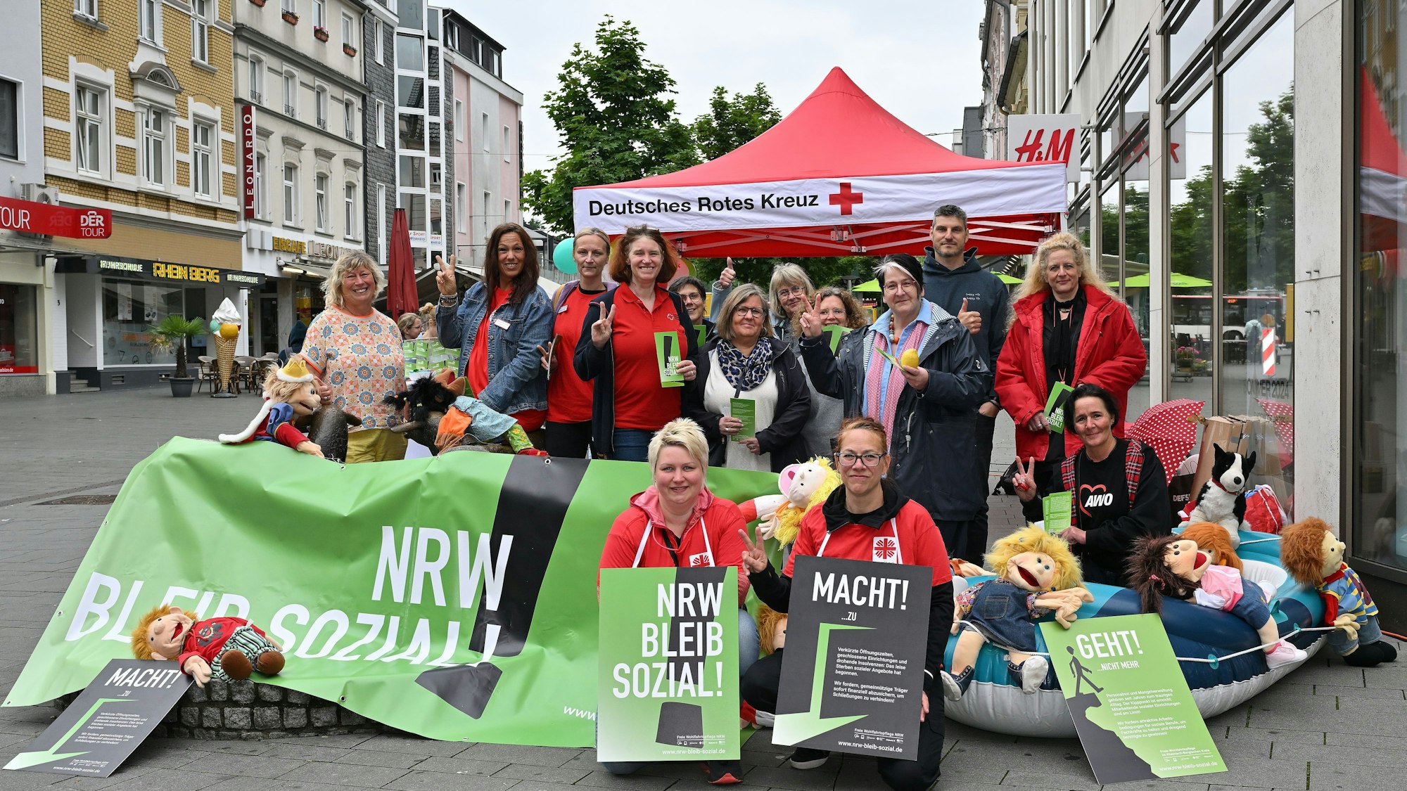 Verbände informierten in der Bergisch Gladbacher Fußgängerzone über den Zustand in den Kindertagesstätten - und fordern den Ausbau.
