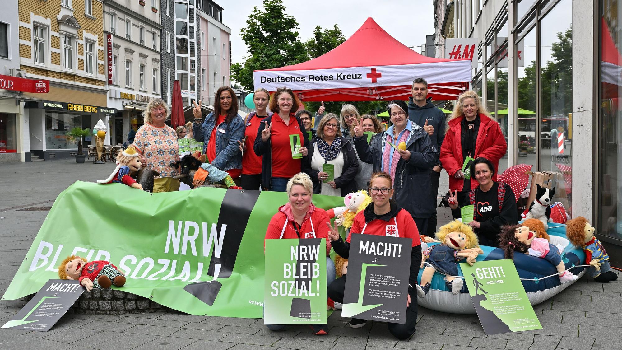 Teilnehmer der Aktion zeigen die Protest-Plakate.